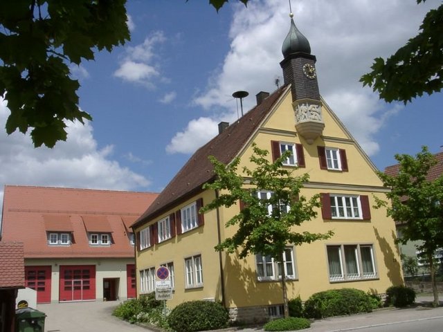 Rathaus Großaltdorf, gelbes Haus mit kleinem Türmchen an Giebelseite