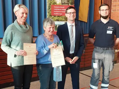 Blutspenderehrung von links Melanie Schmeckenbecher, Claudia Rapp, Bürgermeister Reichert und von der Bereitschaftsleitung Vellberg Herr Pascal Herzig