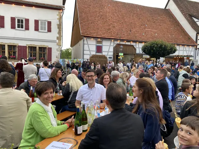 Die Ehrengäste versammelten sich gemeinsam mit Bürgermeister Jürgen Reichert auf dem Marktplatz, um das Fest gemeinsam zu genießen.
