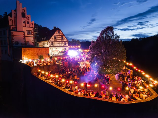 Lichter und feiernde Personen