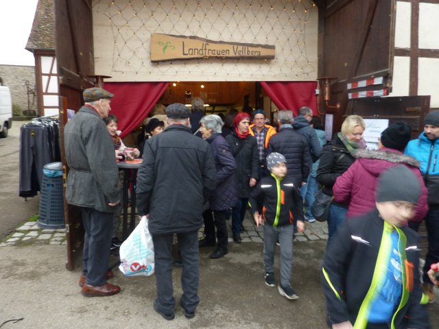 Die Landfrauen Vellberg haben bislang noch keinen Christkindlesmarkt verpasst und waren somit bereits zum 40. Mal auf dem Markt anzutreffen.