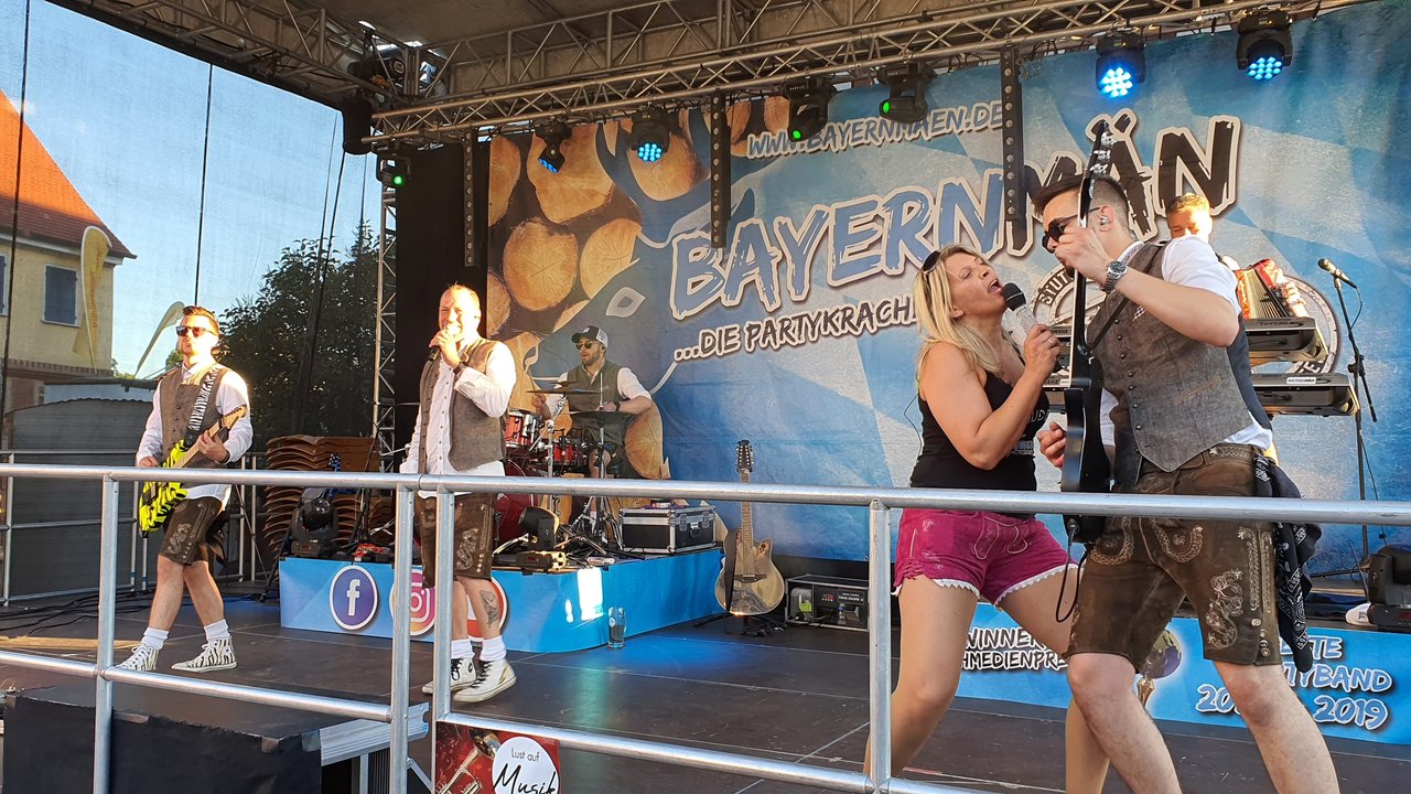 © Foto: Oliver Färber Für Feierlaune in der lauen Sommernacht sorgte kräftig die Partykracher-Band Bayernmän, die mit ihrem fulminanten Auftritt die Besucher mit Begeisterung erfüllte.