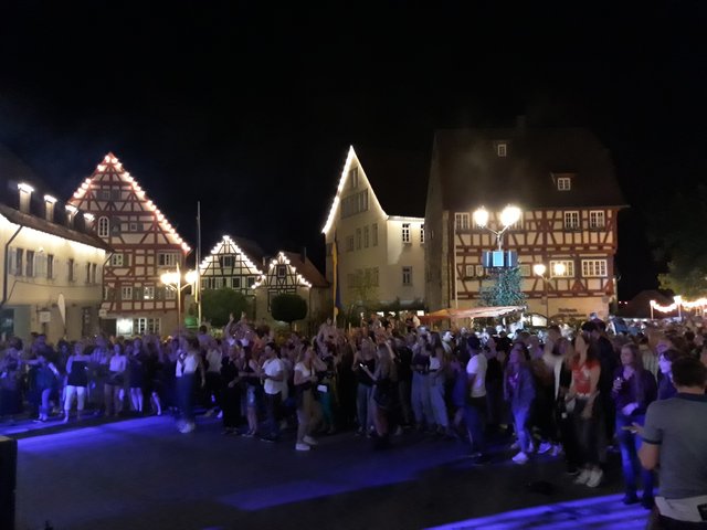 Für Feierlaune in der lauen Sommernacht sorgte kräftig die Partykracher-Band Bayernmän, die mit ihrem fulminanten Auftritt die Besucher mit Begeisterung erfüllte.