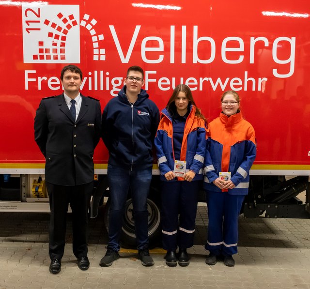 v.l. Jugendfeuerwehrwart Mario Hilpert, Fynn Willy Rapp, Emma Paulina Rapp, Leonie König.