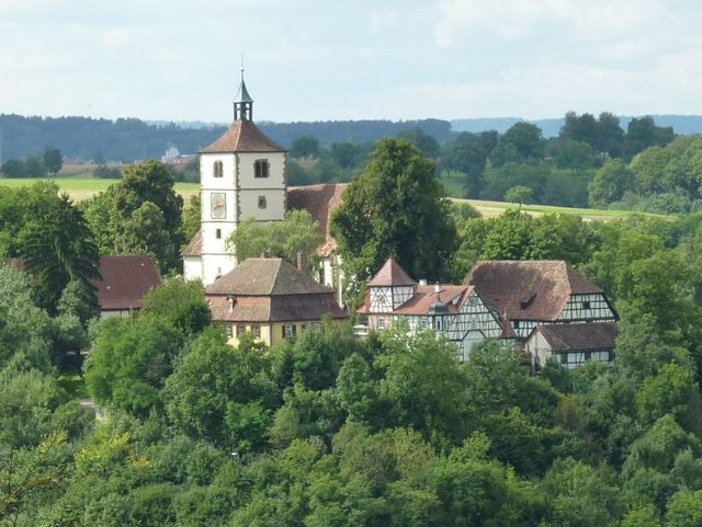 Blick auf Stöckenburg, umgeben von Wald