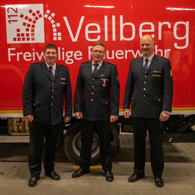 Ehrung 40 Jahre v.l. Kdt. Marco Heigold, Michael Beyer, KBM Joachim Wagner