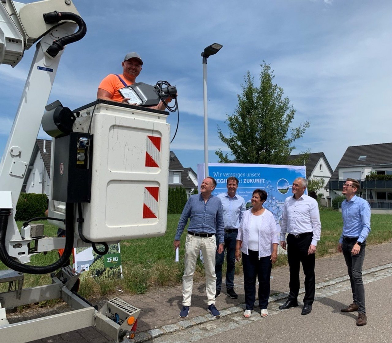 v.l.n.r.: Mitarbeiter der ZEAG Energie AG, H. Taubald von der Stadtverwaltung sowie Bürgermeisterin Ute Zoll beim Pressetermin im Juni zur Umstellung der Straßenbeleuchtung auf energiesparende LED-Leuchten.