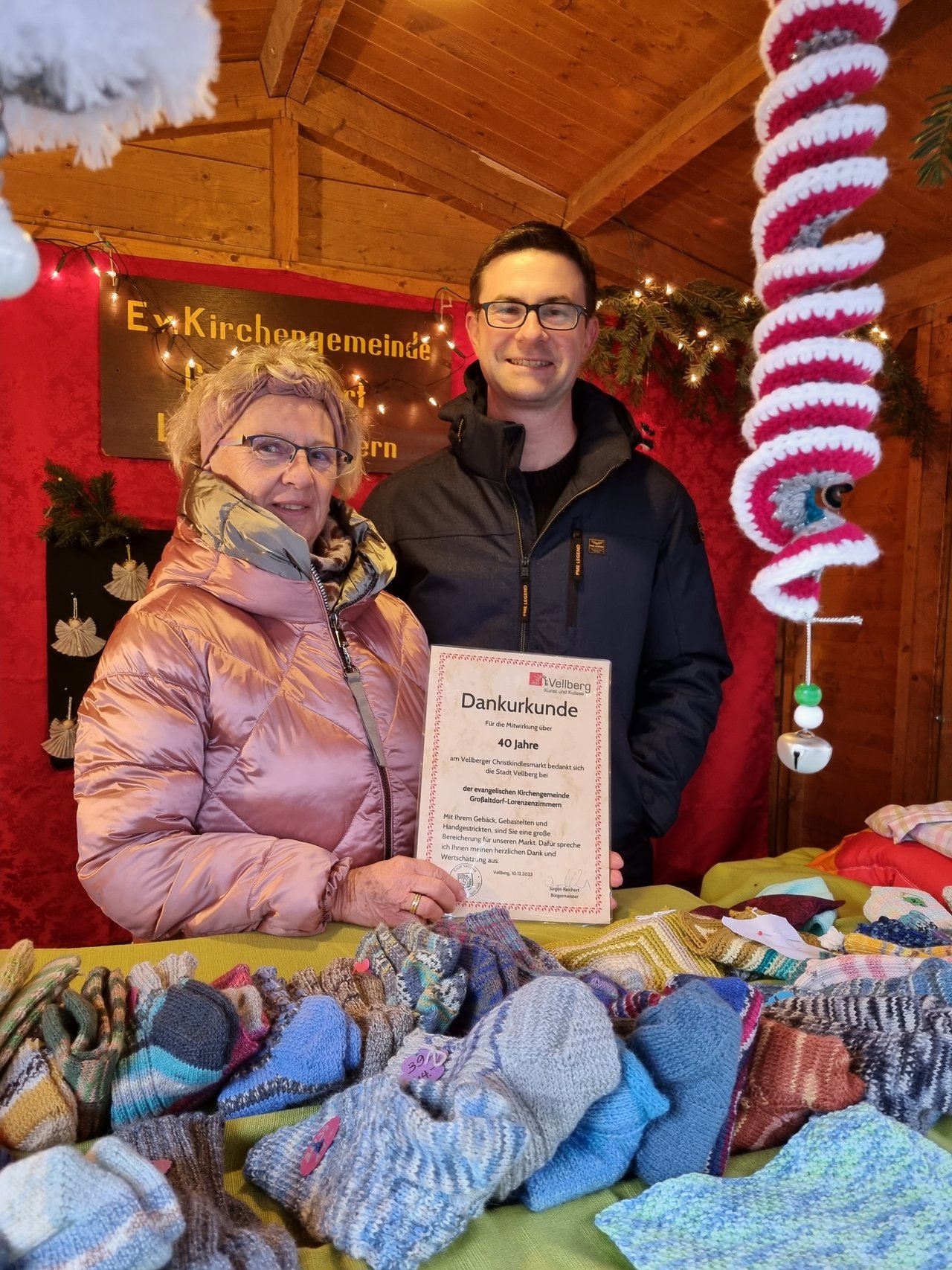 Auch die Evangelische Kirchengemeinde Großaltdorf-Lorenzenzimmern ist seit 40 Jahren festes Mitglied unseres Weihnachtsmarktes. Sie erhielten hierfür eine Dankurkunde und ein Präsent. 