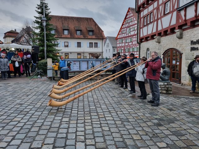 Rund um die Alphornbläser versammelte sich eine Vielzahl an Besuchern. Diese lauschten den wunderschönen Klängen. 