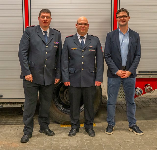 Beförderung Hauptfeuerwehrmann: V.l. Kdt. Marco Heigold, Simon Walter, BM Jürgen Reichert