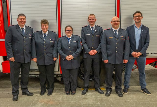 Neue Führung Jugendfeuerwehr: v.l. Kdt. Marco Heigold, Sandra Heigold, Sophie Breiter, Adrian Matthes, Simon Walter, BM Jürgen Reichert