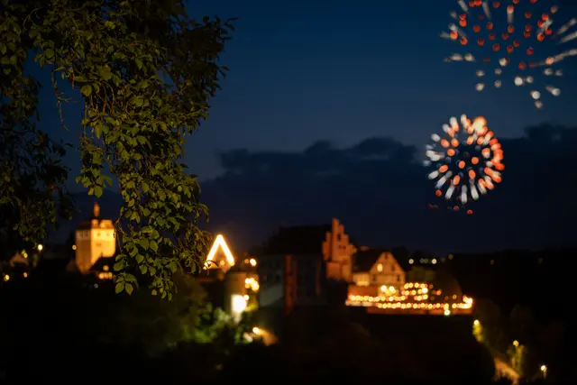 Feuerwerk über Schloss Vellberg