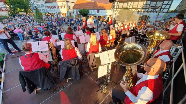 © Foto: Oliver Färber Die „Vellberger“ sorgten am Freitagabend mit ihrem Showprogramm für musikalische Unterhaltung im Städtle.