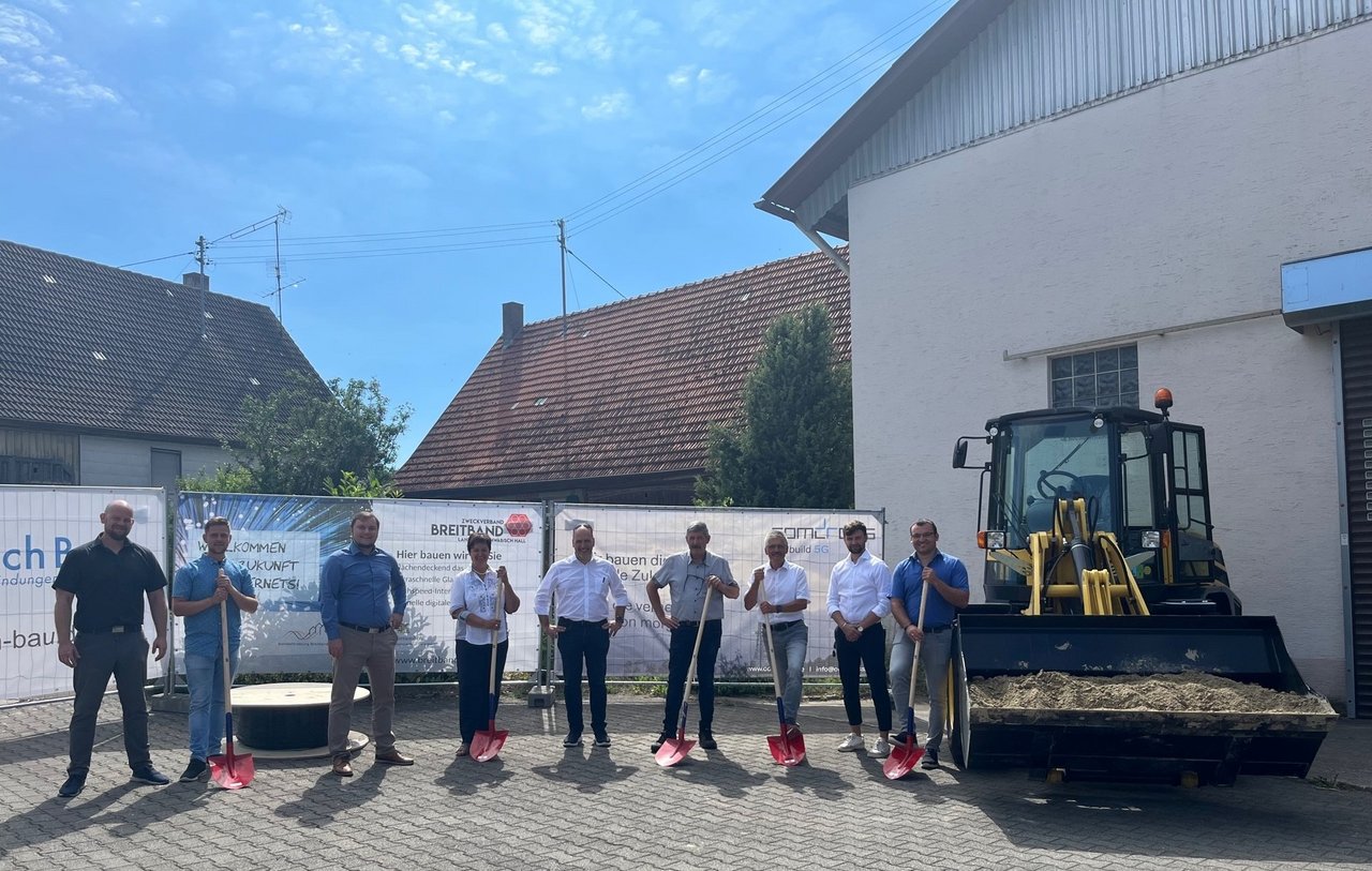 Im Juni erfolgte der Spatenstich für die Erschließung der sog. weißen Flecken in Schneckenweiler mit den beteiligten Firmen und Behörden.