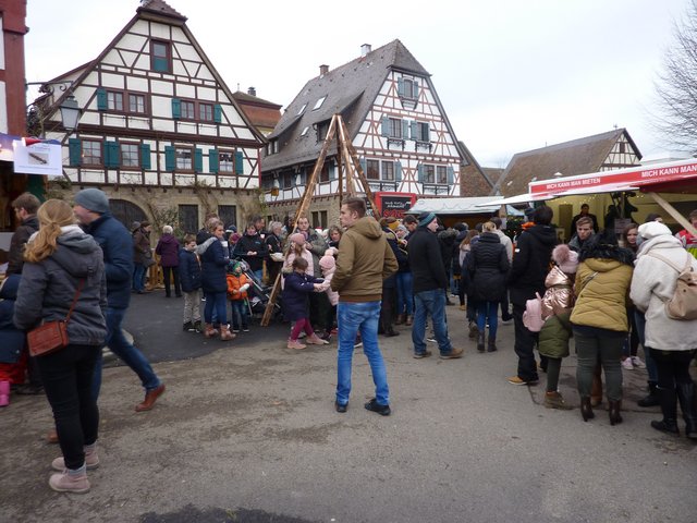 Nicht wegzudenken vom Christkindlesmarkt ist auch die Freiwillige Feuerwehr Vellberg so-wie die städtische Jugendfeuerwehr mit ihrem Waffelstand.