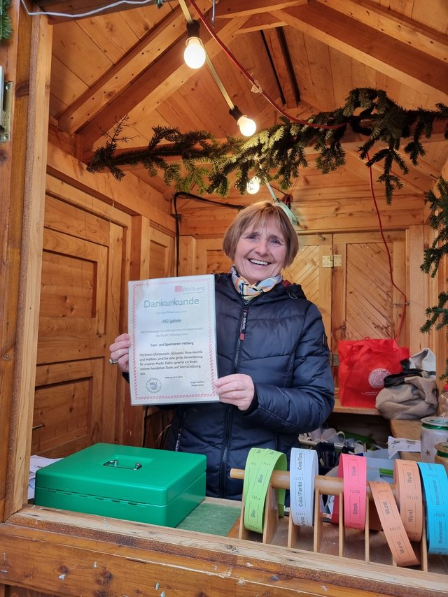 Bereits seit 40 Jahren dürfen wir den TSV auf unserem Christkindlesmarkt begrüßen. Bürgermeister Jürgen Reichert dankte hierfür stellvertretend Frau Abendschein und überreichte ihr eine Dankurkunde sowie ein Präsent.