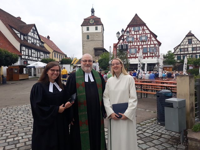 Der Sonntag startete wieder mit dem ökumenischen Gottesdienst, den Pfarrer Volker Adler, Vikarin Christin Dinkel und Pastoralreferentin Vanessa Hinrichs auf dem Marktplatz abhielten.