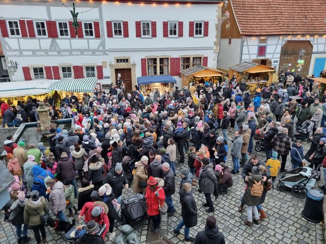 Das Christkind und der Nikolaus verteilten kleine Geschenkpäckchen an die Kinder. Es war schön zu sehen, wie die Kinderaugen leuchteten.