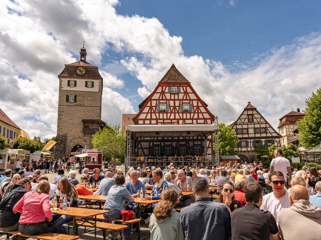 Marktplatz mit Festgäste und Bühne