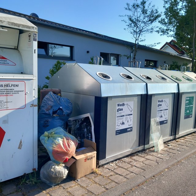 Müllablagerung an den Sammelcontainern "Am Bärenbach"