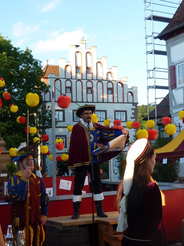 Zu Beginn des Festes eröffnete der Herold Wolfhart Wagner in Begleitung der Edelleute und Landsknechte den Weinbrunnen. Danach durften sich alle über Rotwein aus dem Brunnen freuen.