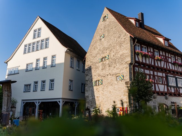 Zwei Gebäude mit Glassteg verbunden