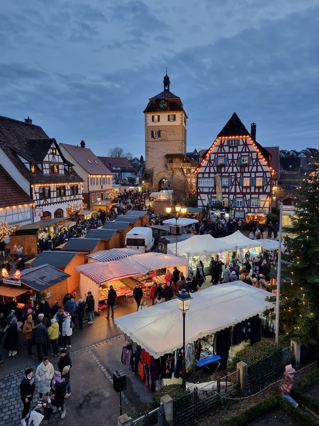 In weihnachtlich geschmückten Hütten boten die rund 40 Marktbeschicker die verschiedensten Dinge an.