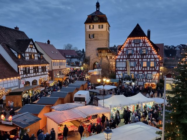 Platz mit Ständen und beleuchteten Fachwerkhäusern