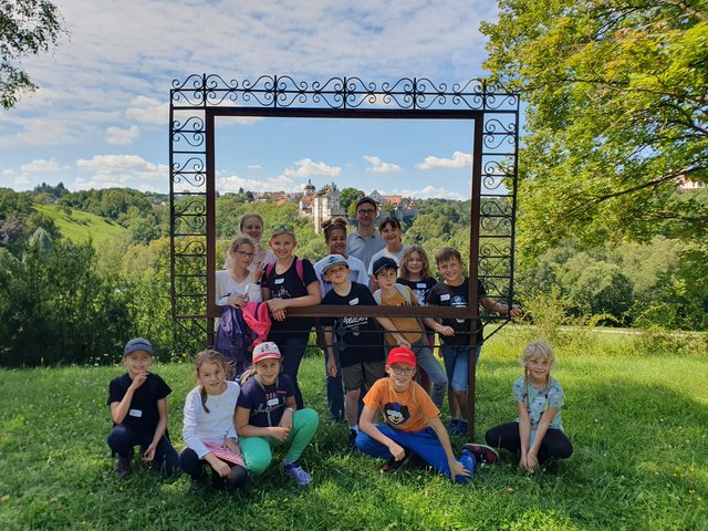 Gruppenfoto am Landschaftsrahmen an der Schönblickstraße.