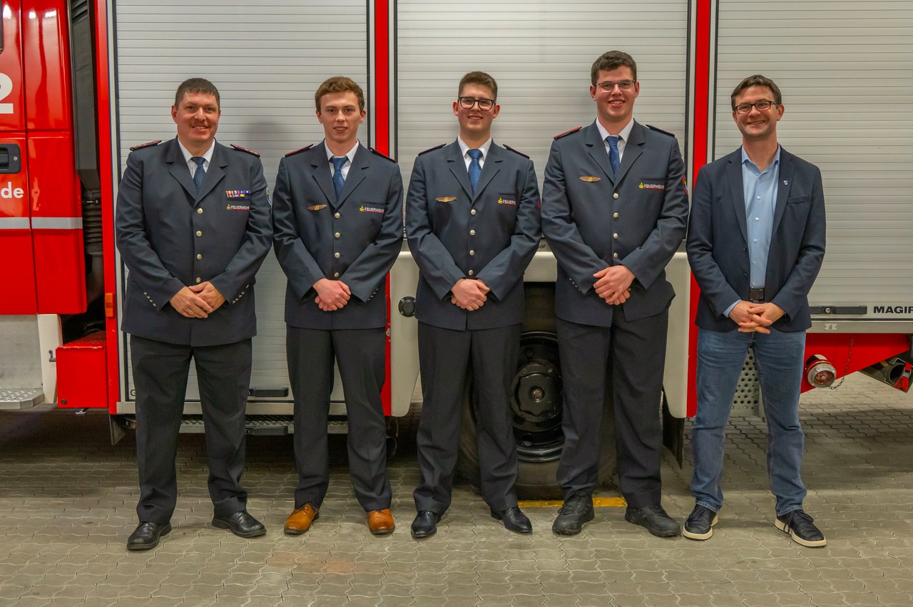 Beförderung Feuerwehrmann: V.l. Kdt. Marco Felix Rauner, Fynn Willy Rapp, Max Ockert , BM Jürgen Reichert