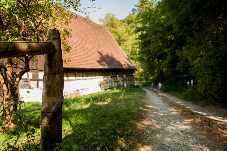 Scheune und rechts davon ein Schotterweg