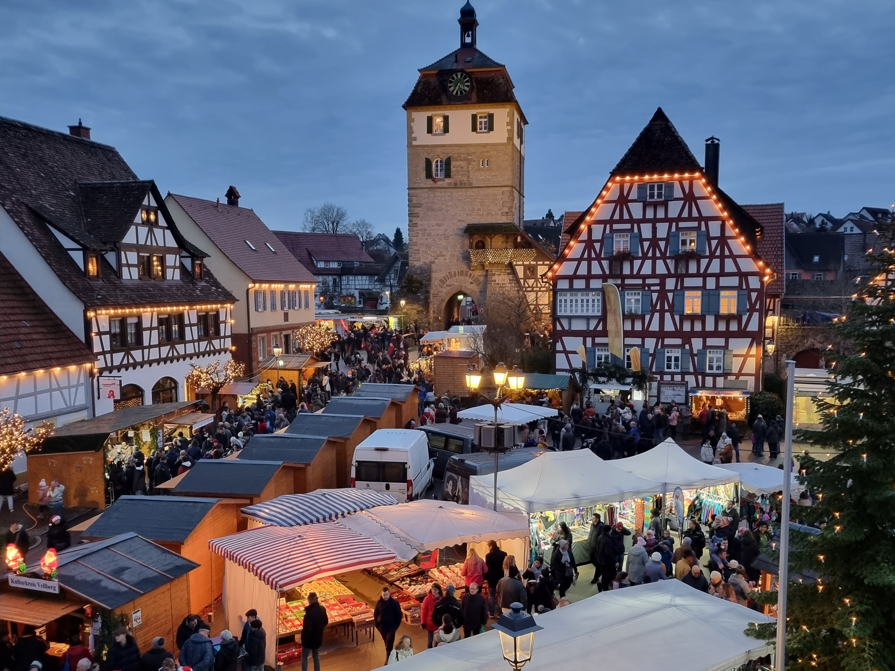 Weihnachtsstände und festlich geschmückte Häuser