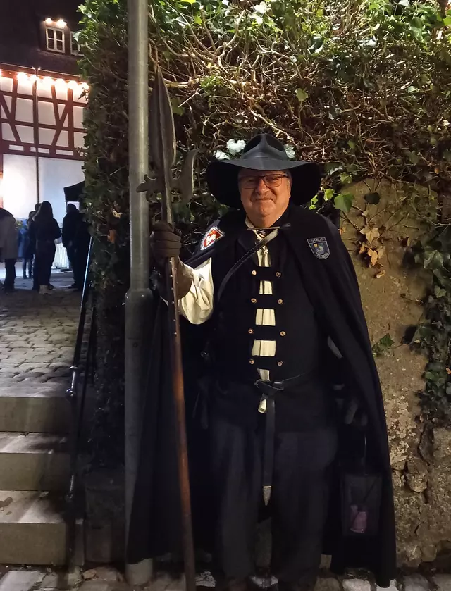 Der Nachtwächter Thomas Hägele aus Eschenau führte am Samstag Abend in einer Stadtführung durch das historische Vellberger Städtle und erzählte den interessierten Besuchern so manche Anekdote.