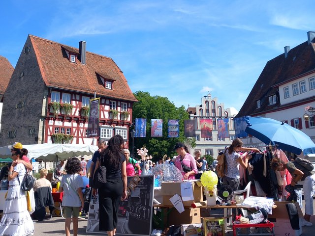 Tische mit Verkaufartikeln