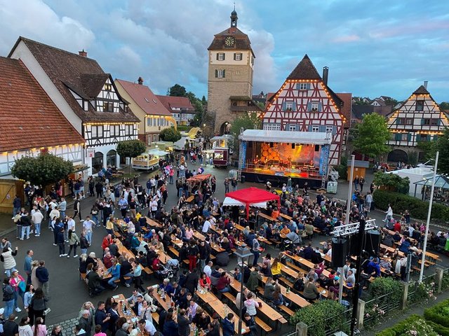 Marktplatz mit Personen und Bühne