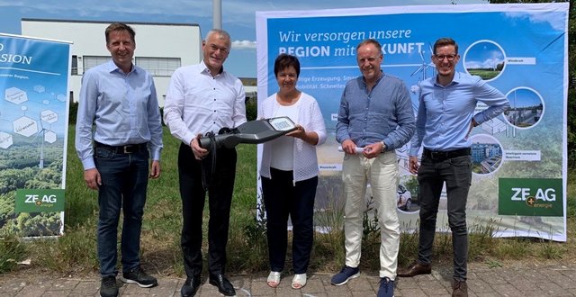 v.l.n.r.: Gerald Spiegel (Projektleiter Beleuchtung ZEAG Energie AG), Franc Schütz (Vorstand ZEAG Energie AG, Oliver Taubald (Stadt Vellberg), Bürgermeisterin Ute Zoll (Stadt Vellberg), Tim Vogelmann (Teamleiter Infrastruktur-Dienstleistungen ZEAG Energie AG)