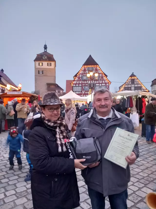 Bereits seit 30 Jahren ist Rudi Hilpert aus Talheim mit eigenem Honig und Kerzen aus Bienenwachs beim Markt dabei. Bürgermeisterin Ute Zoll dankte ihm dafür und überreichte ihm eine Dankurkunde sowie ein Präsent.