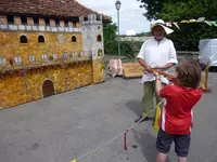 Zu einem vollen Erfolg wurde der von der BC Torgau veranstaltete 5. Vellberger Mittelaltermarkt. Vor allem am Sonntag, 12. August strömte das Volk nur so ins Vellberger Städtle, das mit seiner tollen Kulisse den prächtigen Rahmen für das Mittelalterspektakel bot. Die rund 3000 Besucher ließen sich vor allem vom Gaukler Lupus und den Fakiren begeistern, die mehrfach ihr Können unter Beweis stellten. Die Kinder waren auch von den kämpfenden Rittern und Knappen auf der Bastion angetan. Die Verkaufsbuden boten zahlreiche zum Mittelalter passende Waren an und an 6 Ständen gab es Spezialitäten zum Verzehren, die man sonst nicht angeboten bekommt. Dem aufkommenden Durst konnte ein Stand mit einem großen Bierfass in der Marktplatzmitte abhelfen.