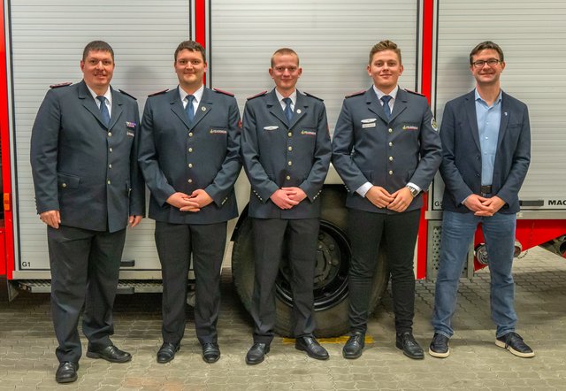 Ehrennadel Kreisjugendfeuerwehr: V.l. Kdt. Marco Heigold, Mario Hilpert, Adrian Matthes, KJF David Albrecht, BM Jürgen Reichert