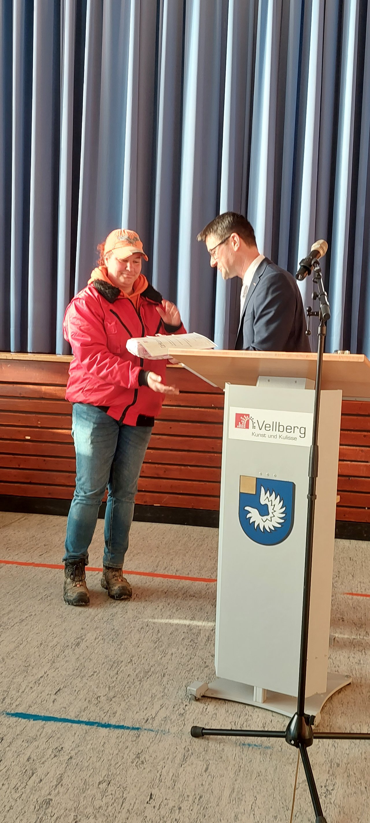 Übungsleiterehrung v. l. Stefanie Hofmann und Bürgermeister Reichert