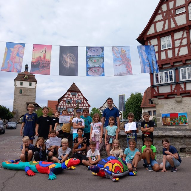 Die Kinder der Klasse 3a nach der Übergabe ihrer Kunstwerke an Bürgermeister Jürgen Reichert.