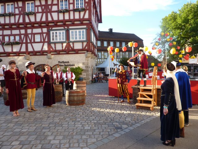 Zu Beginn des Festes eröffnete der Herold Wolfhart Wagner in Begleitung der Edelleute und Landsknechte den Weinbrunnen. Danach durften sich alle über Rotwein aus dem Brunnen und keinen einzigen Regentropfen mehr freuen.