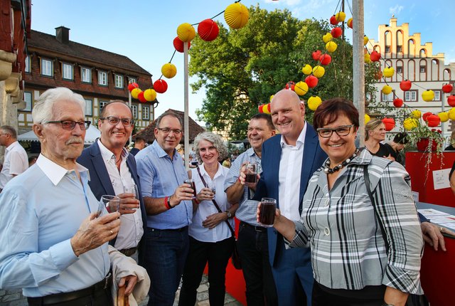 Ein Teil der 30 Ehrengäste zusammen mit Bürgermeisterin Ute Zoll. Sie versammelten sich am Samstag nach dem Empfang auf dem Marktplatz und genossen das Fest. (Fotograf: Ufuk Arslan)