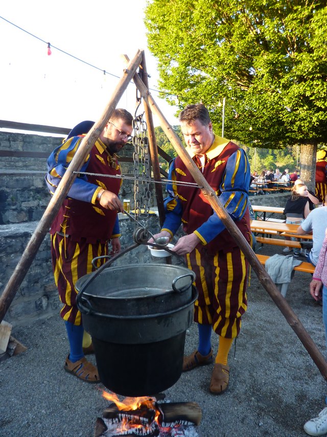 Den Auftakt des Festprogramms bildeten die Landsknechte mit ihrem Lagerleben auf der Bastion. Dort gab es wieder Gulasch und ein Lagerfeuer, an dem die Kinder ihre Würstle selber grillen konnten.