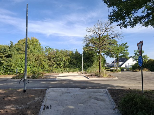 Neue Querungshilfe am Kreisverkehr