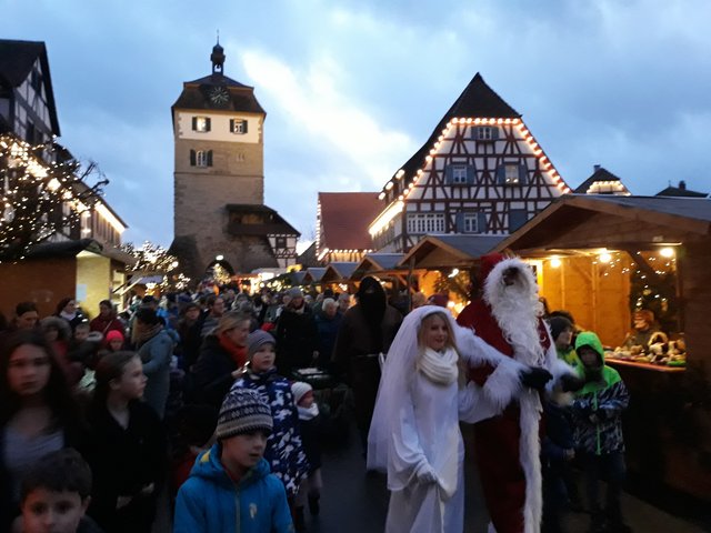 Das Christkindle Tina Färber mit Nikolaus Dietmar Badmann und Knecht Ruprecht Michael Zieffle vor dem Verteilen der Geschenke an die Kinder.