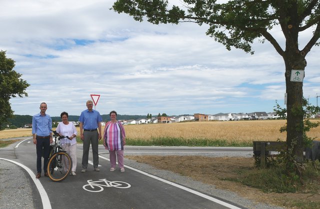 Schwäbisch Halls Oberbürgermeister Daniel Bullinger, Vellbergs Bürgermeisterin Ute Zoll, Halls Erster Bürgermeister Peter Klink und Angelika Jung, Ortsvorsteherin von Sulzdorf, freuen sich über den Ausbau der Radstrecke.