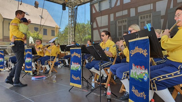 © Foto: Oliver Färber Die Stadtkapelle bei ihrem Mittagskonzert am Sonntag.