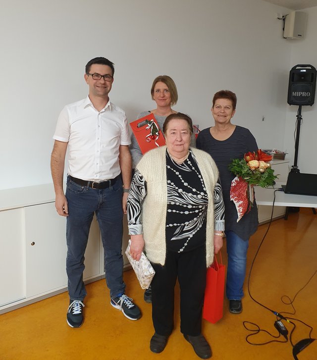 v.l.n.r. Bürgermeister Jürgen Reichert, Nadine Schultheiß, Elena Bier und Ger-da Voßwinkel (auf dem Foto fehlen: Heinrich und Doris Blanck)