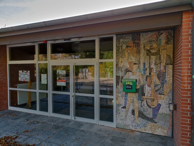  Defibrillator an der Stadthalle in Talheim, außerhalb rechts vom Haupteingang Defibrillator an der Stadthalle in Talheim, außerhalb rechts vom Haupteingang